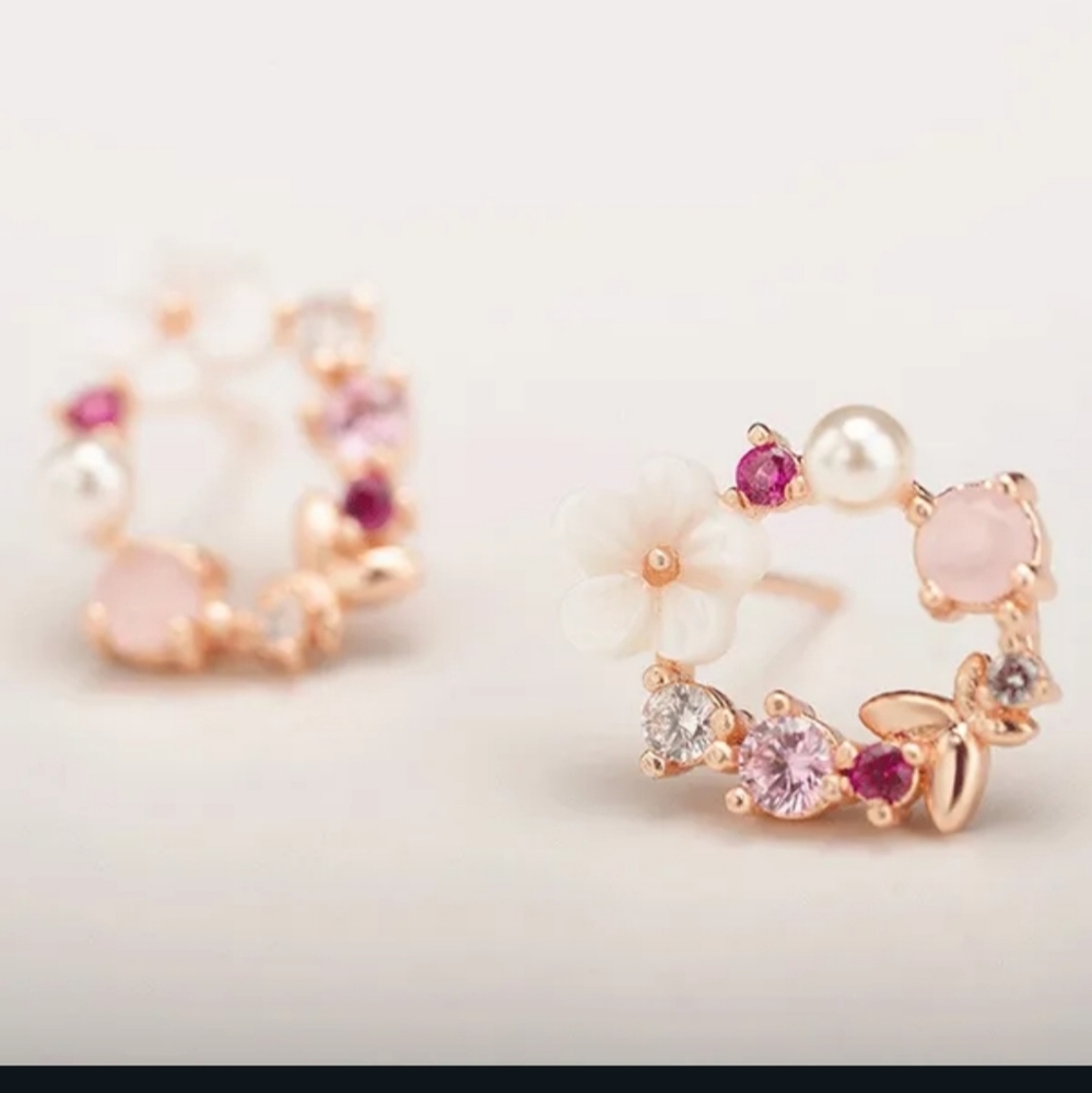 🎊🎊NEW🎊🎊GORGEOUS!! Dainty Wreath Earrings in ROSE GOLD Plating - Picture 3 of 16